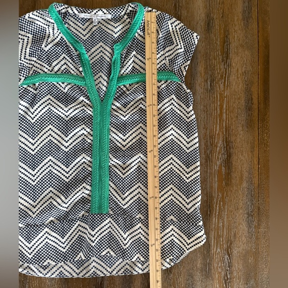 Collective Concepts Women’s Navy and Cream Chevron Top with Green Accents Size M - Picture 5 of 8